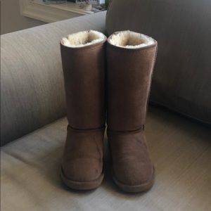 Bearpaw lined suede boots.